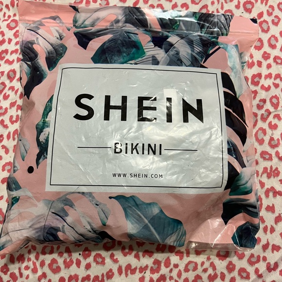 Black swimsuit - Picture 4 of 4